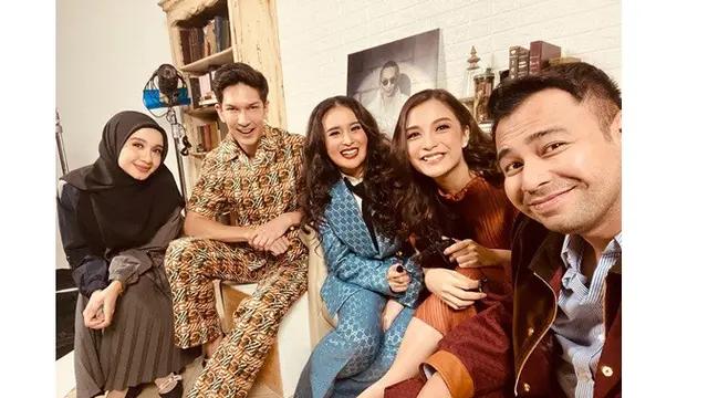 7 Momen Seru BBB dan Melly Goeslaw saat Pemotretan, Tetap Kompak