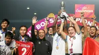 Tim asuhan Bima Sakti itu pun berhasil mengembalikan trofi Piala AFF U-16 ke Indonesia setelah pada 2018 lalu juga berhasil dimenangkan oleh Timnas Indonesia U-16 asuhan Fakhri Husaini. (Bola.com/Bagaskara Lazuardi)