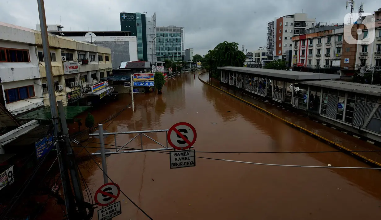 Suasana Jalan Raya Daan Mogot yang terendam banjir di Jakarta, Rabu (1/1/2020). Hujan yang turun saat malam pergantian tahun baru 2019-2020 menyebabkan sejumlah titik jalan terputus di kawasan Grogol terendam banjir. (merdeka.com/Imam Buhori)