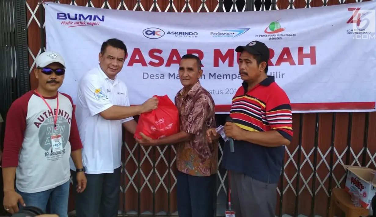 Kepala Bagian Humas PT Askrindo Eko Sudiantono secara simbolis memberikan paket sembako dalam rangka Program BUMN Hadir Untuk Negeri di Kalimantan Barat, Sabtu (17/8/2019). PT Askrindo, Perindo dan PTPN XIII menggelar pasar murah dengan menjual 1.000 paket sembako. (Liputan6.com/HO/Iqbal)