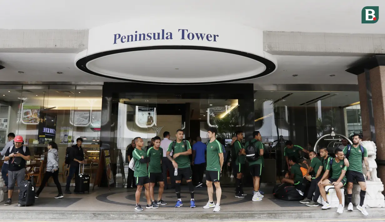 Pemain Timnas Indonesia menunggu bus di depan lobby Hotel Peninsula, Singapura, Rabu (7/11). Latihan Timnas ini merupakan persiapan jelang laga melawan Singapura pada Piala AFF 2018. (Bola.com/M Iqbal Ichsan)