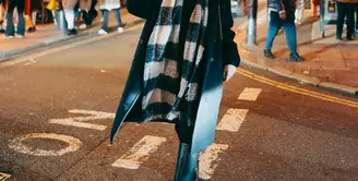 Febby Rastanty baru saja membagikan momen liburannya di London dengan gaya busana musim dingin. Ia terlihat mengenakan all black outfit, long coat masih ditambahkan dengan syal panjang bergaris, celana panjang yang dimasukkannya ke dalam high boots hitam dari bahan kulit, dan topi sebagai pemanis penampilannya secara keseluruhan. Foto: Instagram.