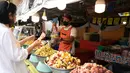 Seorang pedagang menjual selada ala Thailand dalam Festival Vegetarian Phuket 2020 di Phuket, Thailand (20/10/2020). Ribuan peserta berkumpul di Phuket setiap tahun untuk mengikuti acara penuh warna itu, yang merupakan salah satu festival vegetarian terpopuler di Thailand. (Xinhua/Zhang Keren)
