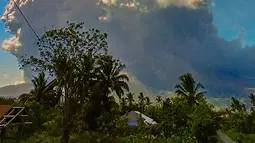 Petugas Pos Pemantau Gunung Lewotobi Laki-Laki menginformasikan bahwa telah terjadi erupsi gunung Lewotobi Laki-laki, Nusa Tenggara Timur pada Senin 7 Juli 2025 pukul 11:05 WITA. (Handout/Indonesia's Geological Agency/AFP)