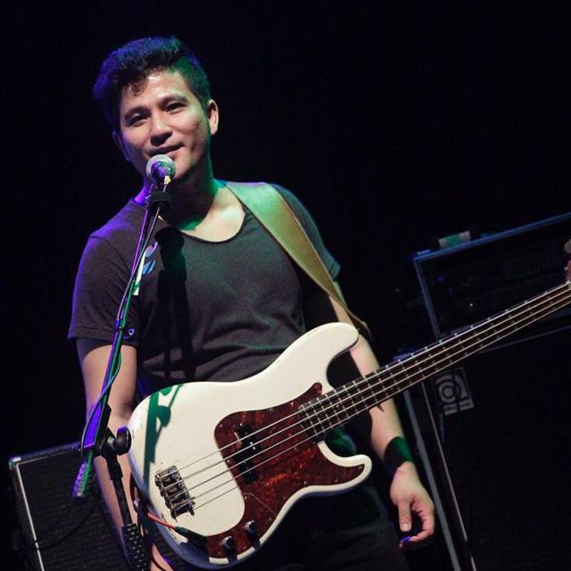 6 Potret Penampilan Sederhana Personel Sheila On 7 Saat Manggung, Tampil Apa Adanya