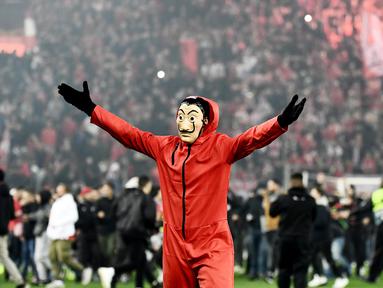 Suporter Olympiakos turun ke lapangan merayakan kemenangan atas AC Milan pada laga Europa di Stadion Georgios Karaiskakis, Athena, Kamis (13/12). Olympiakos menang 3-1 atas AC Milan. (AFP/Aris Messinis)