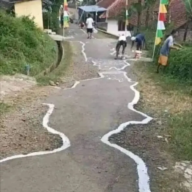 6 Marka Jalan Bentuk Tak Beraturan Ini Nyeleneh Banget, Kocak