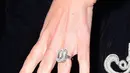Mariah Carey mengenakan cincin tunangannya yang berharga mencapai 10 juta dolar. Foto: Vogue.