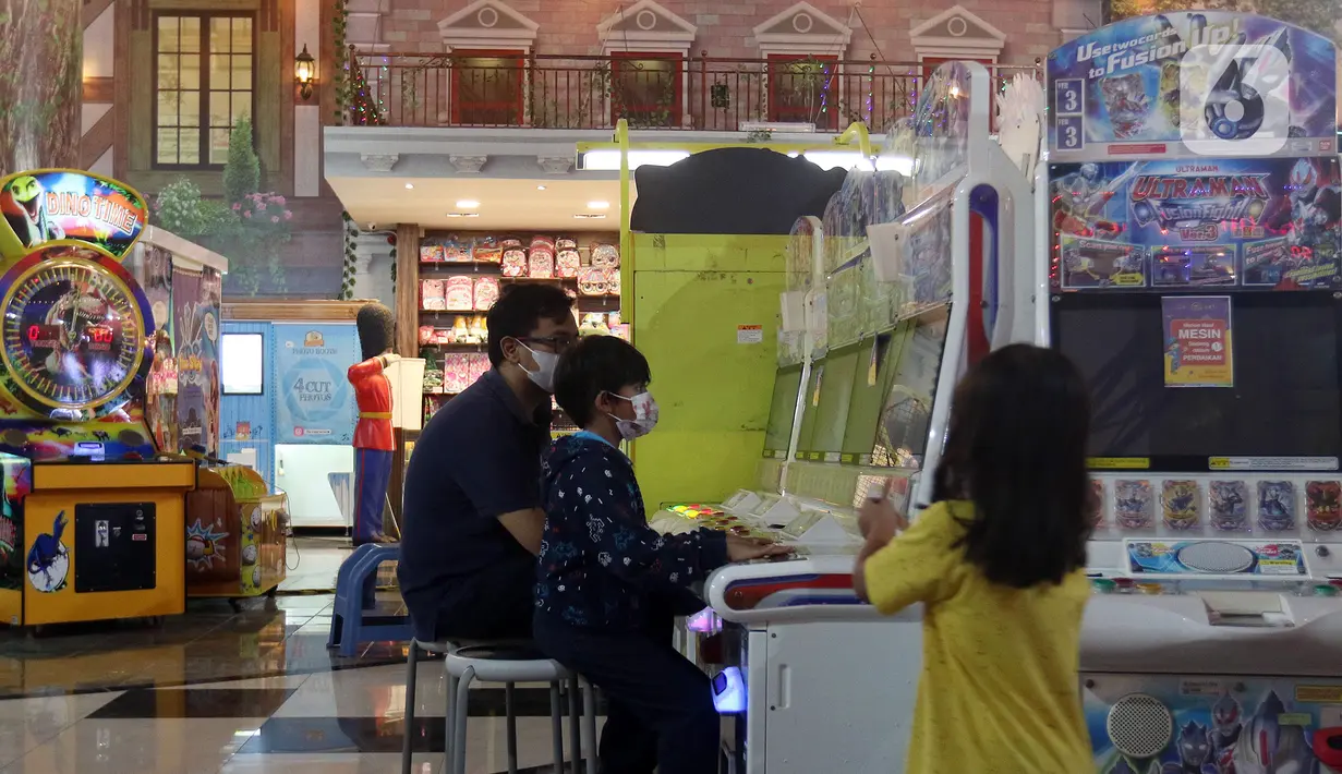Pengunjung bermain di wahana permainan Lotte Shopping Avenue, Jakarta, Rabu (20/10/2021). Tempat permainan anak di pusat perbelanjaan atau mal sudah mulai bisa beroperasi di masa PPKM level 2. (Liputan6.com/Herman Zakharia)