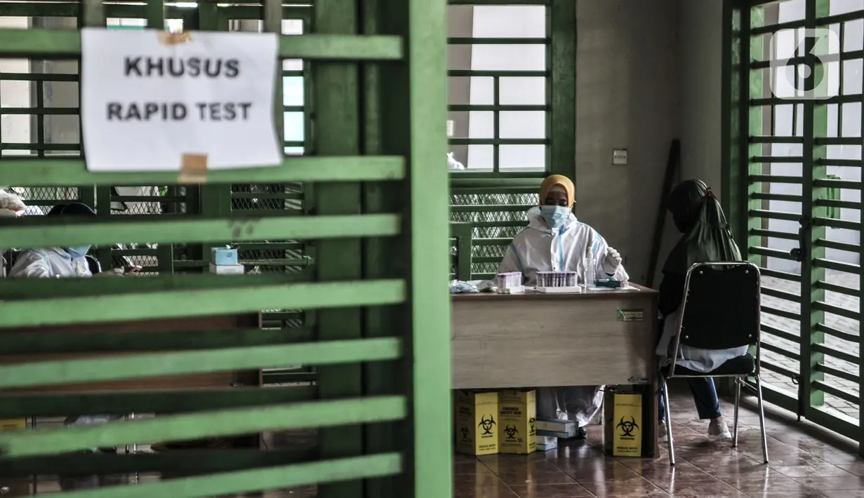 Warga mengikuti rapid test Covid-19 di Stadion Patriot Candrabhaga, Bekasi, Jawa Barat, Rabu (23/9/2020). Rapid test yang digelar secara gratis oleh Pemkot Bekasi tersebut mampu memeriksa hingga 150 orang tiap harinya guna melacak kasus Covid-19 di Bekasi. (merdeka.com/Iqbal Nugroho)
