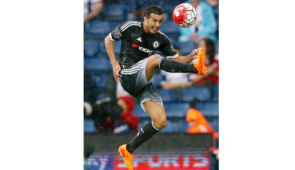 Pemain baru Chelsea, Pedro Rodriguez mengontrol bola saat laga Liga Premier Inggris melawan WBA di Stadion The Hawthorns, Inggris, Minggu (23/8/2015). Chelsea berhasil mengalahkan WBA 3-2. (Action Images via Reuters/Carl Recine)