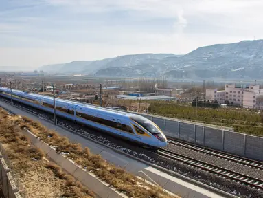 Kereta cepat melintas di jalur kereta yang menghubungkan Yinchuan dan Xi'an di Wilayah Huanxian, Provinsi Gansu, China (26/12/2020). Jalur kereta cepat baru yang menghubungkan Yinchuan, ibu kota Daerah Otonom Etnis Hui Ningxia, dengan Xi'an, mulai beroperasi Sabtu (26/12). (Xinhua/Zhang Yongxin)