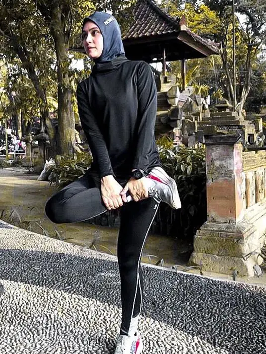 Ibu dua orang anak ini tetap aktif berolahraga meski saat ini memasuki usia 31 tahun. Ia mengaku kecintaannya terhadap olahraga lari karena mudah dan tak butuh alat penunjang. (Liputan6.com/IG/@zeezeeshahab)