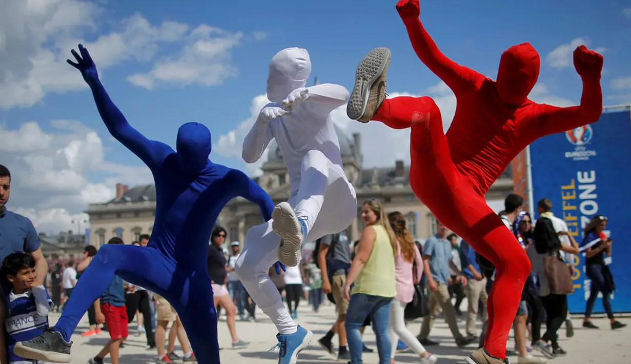 Aksi suporter Prancis saat mendukung timnya di area fan zone di Paris, Prancis, (26/6/2016). (Reuters/Stephane Mahe)