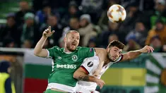 Pemain AC Milan, Fabio Borini (kiri) merayakan gol bersama rekannya Giacomo Bonaventura pada laga 32 besar Liga Europa di Ludogorets Arena, Razgrad, Bulgaria, (15/2/2018). AC milan menang 3-0. (AP Photo)
