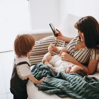 Kebiasaan menggunakan ponsel berlebihan tidak hanya menjadi perhatian bagi anak, tetapi juga orangtua yang perlu membangun pola penggunaan teknologi lebih seimbang di rumah. (Foto/Dok: Pexels)
