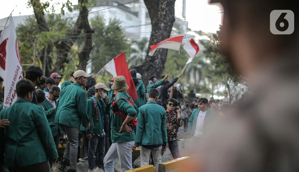 Petugas berjaga saat Mahasiswa yang tergabung dalam Bem Setanah Air melakukan aksi penolakan kenaikan BBM di kawasan Patung Kuda, Jakarta, Selasa (12/9/2022). Mereka mendesak pemerintah membatalkan kenaikan harga BBM karena menyengsarakan rakyat dan menyetabilkan harga-harga kebutuhan pokok. (Liputan6.com/Faizal Fanani)