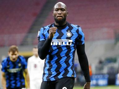 Striker Inter Milan, Romelu Lukaku, melakukan selebrasi usai mencetak gol ke gawang Torino pada laga Liga Italia di Stadion Giuseppe Meazza, Minggu (22/11/2020). Inter Milan menang dengan skor 4-2. (AP/Antonio Calanni)