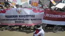 Ratusan massa membawa beragam atribut saat unjuk rasa mendukung Jokowi untuk melantik Budi Gunawan menjadi Kapolri, Jakarta, Senin (16/2/2015). (Liputan6.com/Herman Zakharia)