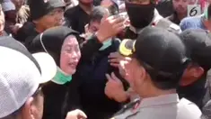 Relokasi pedagang kaki lima Pasar Sentral Makassar di warnai kericuhan. Sejumlah pedagang ngotot menduduki kiosnya dan menolak untuk direlokasi lantaran belum ada tempat baru serta kecocokan harga dengan pengelola New Makassar Mal.