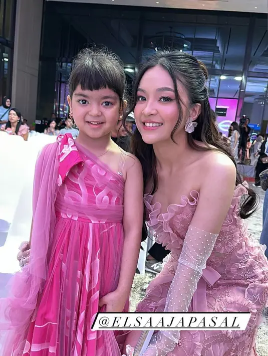 Eca juga tampil dengan makeup cerah, dengan blush  on pink dan lipstik glossy. Riasan mata juga dibuat cerah dengan eyeshadow pink dan eyeliner wings nya. [@mazayaamania]