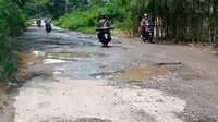Penampakan ruas jalan rusak di Kabupaten Cirebon banyak dikeluhkan warga. (Istimewa)