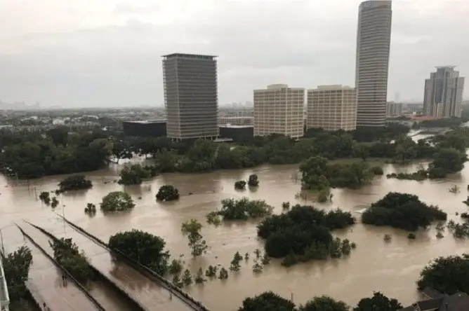 Badai Harvey dan hujan deras yang menyertai menyebabkan banjir bandang di Houston, Harris County, Texas, Amerika Serikat (Twitter/@Caroleenam)