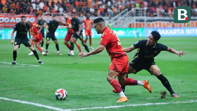 Foto: Parade Aksi Duel Sengit Pemain Persija vs Borneo FC di BRI Super League