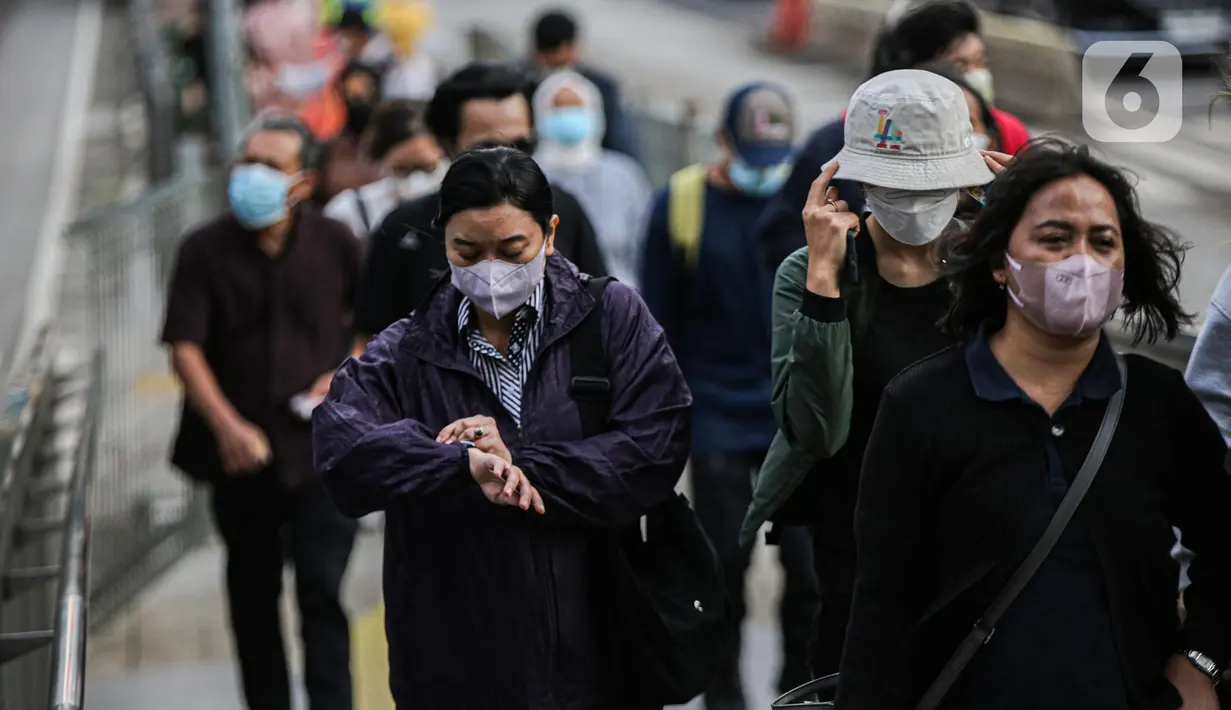 Sejumlah pekerja beraktivitas di kawasan Jalan Thamrin, Jakarta, Kamis (5/1/2023). Pencabutan Pemberlakuan Pembatasan Kegiatan Masyarakat (PPKM) dinilai untuk menggenjot ekonomi Indonesia 2023 yang diproyeksi suram akibat resesi global. (Liputan6.com/Faizal Fanani)