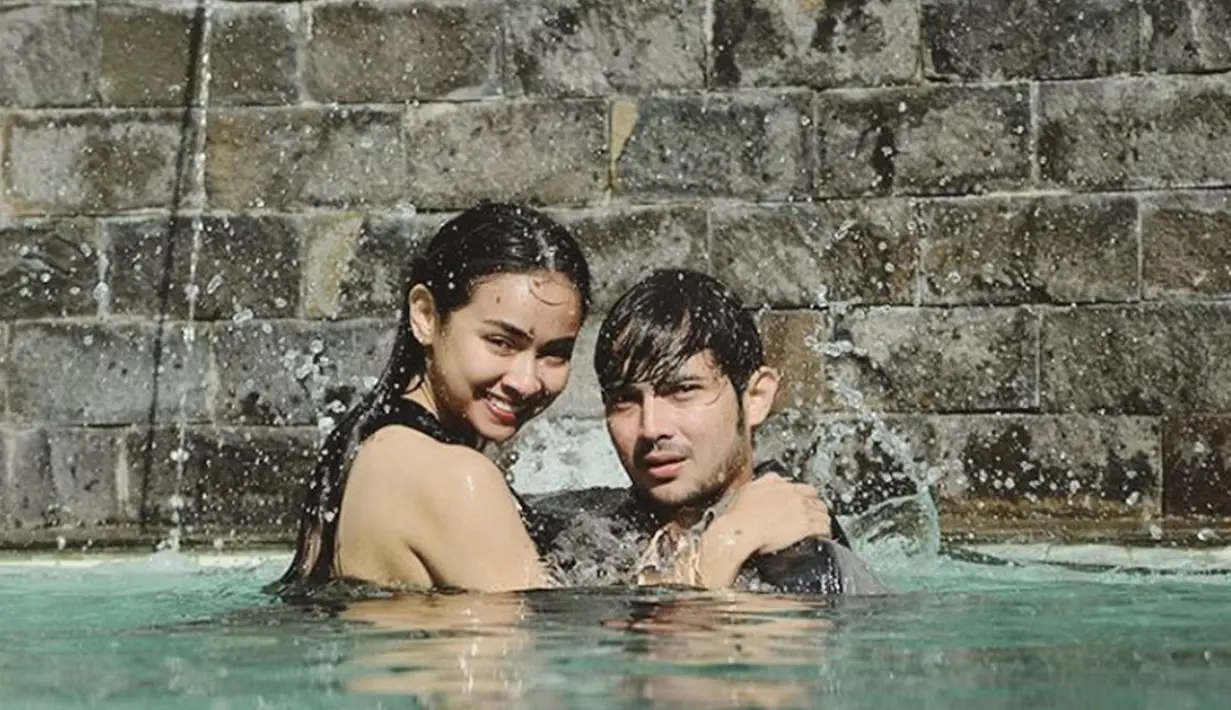 Aryani Fitriana dan Donny Michael mengunggah foto-foto kemesraan mereka di kolam renang. (instagram.com/donnymichael/aryanifitriana24)
