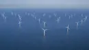 Foto udara memperlihatkan ladang turbin angin di Laut Baltik, timur laut Pulau Rugen, Jerman, 16 Juni 2022. Jerman, Spanyol, Amerika Serikat, India, dan Denmark telah membuat invesatasi terbesar dalam penghasilan listrik dari angin. (FRED TANNEAU/AFP)