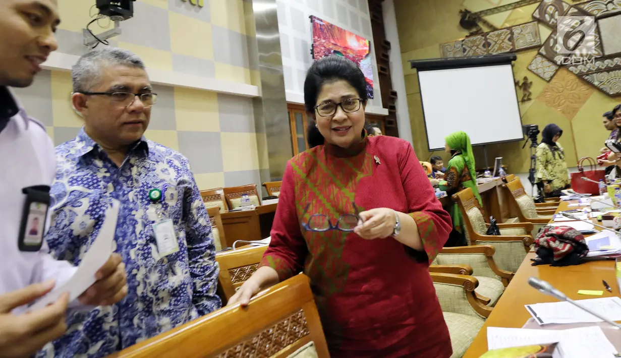 Menteri Kesehatan Nila Moeloek saat menghadiri raker dengan Komisi IX DPR di Kompleks Parlemen MPR/DPR-DPD, Senayan, Jakarta, Kamis (29/3). Raker juga membahas mengenai program Nusantara Sehat dan Wajib Kerja Dokter Spesialis. (Liputan6.com/JohanTallo)