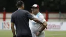 Pelatih PSM Makassar, Rene Alberts, berdiskusi dengan pelatih Bhayangkara FC, Simon McMenemy, saat bertemu di Stadion PTIK, Jakarta, Minggu (2/12). Keduanya akan bertemu pada pekan ke-33 Liga 1. (Bola.com/Vitalis Yogi Trisna)