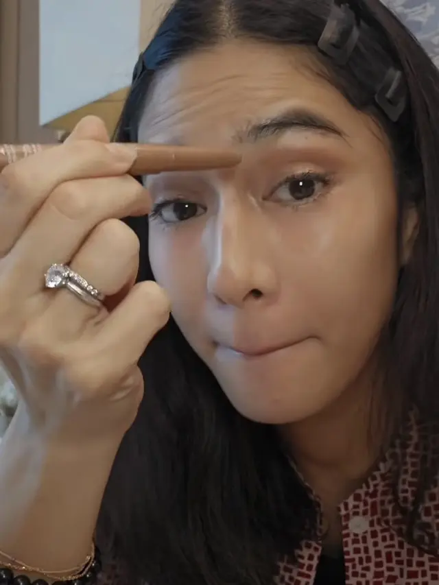 Touch Up Makeup ala Dian Sastrowardoyo dengan Hasil Minimalis. [@therealdisastr]
