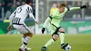 Gelandang City, Kevin De Bruyne (kanan) berusaha membawa bola melewati bek Juventus, Andrea Barzagli pada laga Grup D Liga Champions di Juventus Stadium, Turin, Italia, Kamis (26/11).  Juventus menang atas City dengan skor 1-0. (Reuters/Andrew Couldridge)