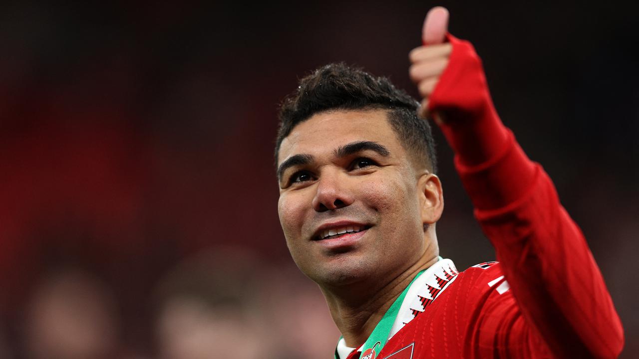 Senyum Casemiro Beri Trofi Carabao Cup 2022/2023 untuk Manchester United