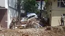 Orang-orang terlihat di area yang terdampak banjir di Provinsi Giresun, kawasan Laut Hitam, Turki (23/8/2020). Banjir yang melanda Giresun pada Minggu (23/8) menewaskan enam orang, termasuk dua personel Gendarmerie, demikian dilaporkan kantor berita semiresmi Turki Anadolu Agency. (Xinhua)