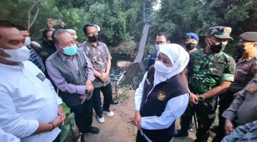 Gubernur Jawa Timur Khofifah Indar Parawansa meninjau langsung jembatan gantung yang ambruk  di Probolinggo (Istimewa)