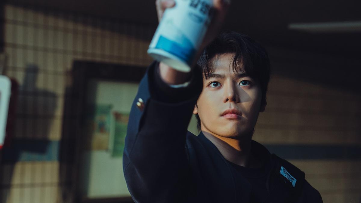 Serba-serbi Karakter Baku di Weak Hero Class 2, Termasuk Tampilan Ikonik Ryeo Un Berambut Merah Bersandal Jepit