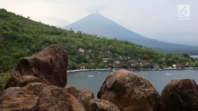 Melihat Indahnya Gunung Agung dari Pantai Amed