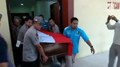 Jenazah polisi yang meninggal karena tertembak di tol Pejagan langsung dibawa keluarga ke Cirabon.
