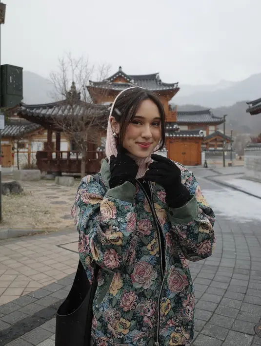 Untuk sentuhan feminin yang playful, ia mengenakan knitted cover head baby pink, menciptakan kombinasi warna yang unik dan tetap on-trend. [@yasminnapper].