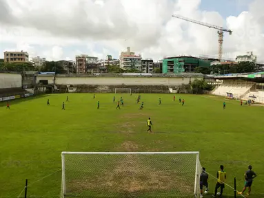 Para pemain Timnas Indonesia U-19 berlatih sistem transisi permainan di Stadion Padomar, Yangon, Sabtu (9/9/2017). Pada laga Piala AFF U-18 selanjutnya Timnas U-19 akan melawan Vietnam U-19. (Liputan6.com/Yoppy Renato)