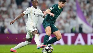 Hingga babak kedua berakhir, skor 3-0 untuk kemenangan Real Madrid bertahan. Tampak dalam foto, pemain Real Madrid, Vinicius Junior (kiri) berebut bola dengan Abdukodir Khusanov dari Manchester City saat pertandingan leg pertama babak 16 besar Liga Champions 2025/2026 di stadion Santiago Bernabeu, Rabu 11 Maret 2026 waktu setempat atau Kamis 12 Maret 2026 dini hari WIB. (AP Photo/Jose Breton)