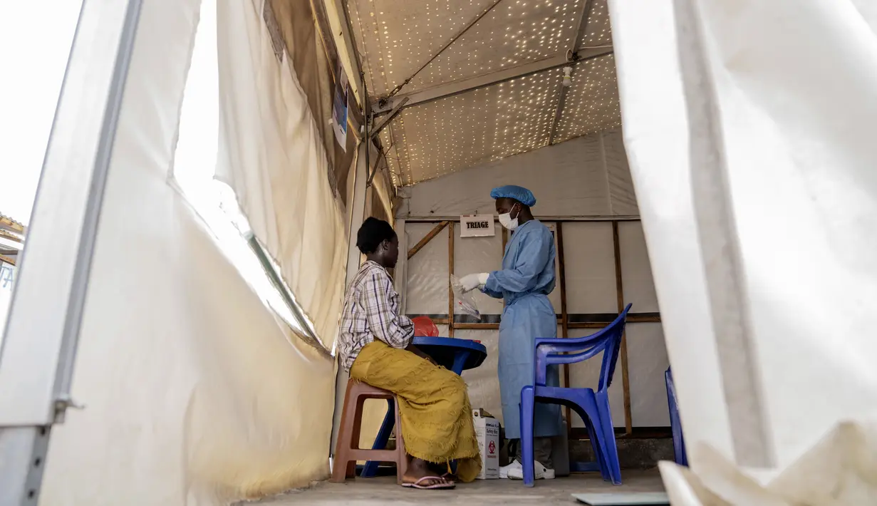 Lebih dari 96 persen kasus dan kematian terjadi di Kongo, yang sistem kesehatannya telah lama berjuang untuk membendung wabah penyakit di wilayah negara yang luas dan infrastruktur yang buruk. (AP Photo/Moses Sawasawa)