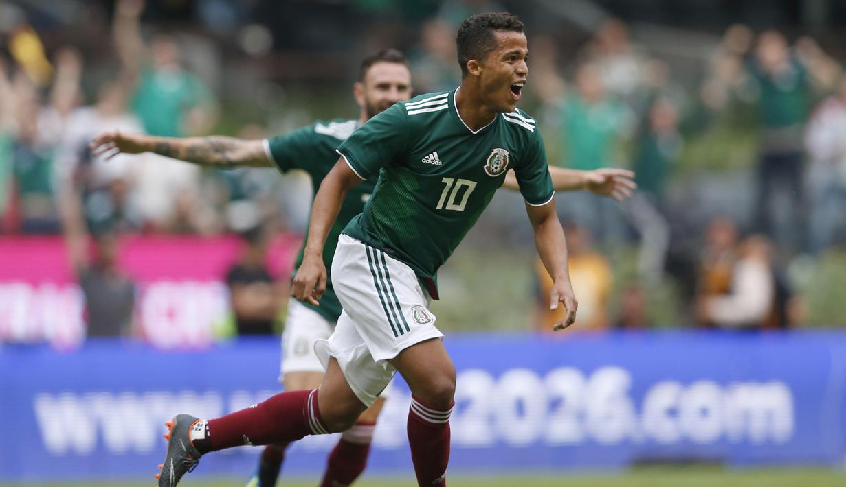 Pemain Meksiko, Giovani dos Santos merayakan golnya ke gawang Skotlandia pada laga uji coba di Azteca Stadium, Meksiko City, (2/6/2018). Meksiko menang 1-0. (AP/Rebecca Blackwell)