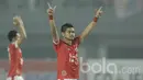 Pemain Persija, Bambang Pamungkas, melakukan selebrasi kemenangan saat pertandingan melawan Arema pada laga lanjutan liga 1 Indonesia di Stadion Patriot, Bekasi, Jumat (02/06/2017). Persija menang 2-0. (Bola.com/M Iqbal Ichsan)