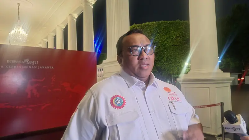 Presiden Konfederasi Serikat Pekerja Seluruh Indonesia (KSPSI), Andi Gani Nena Wea usai menemui Presiden Joko Widodo atau Jokowi di Istana Kepresidenan Jakarta, Selasa (17/9/2024) (Liputan6.com/Lisza Egeham)