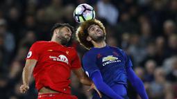 Duel pemain Manchester United, Marouane Fellaini (kanan) danpemain Liverpool, Emre Can pada laga Premier League di Stadion Anfield, Liverpool, Selasa (18/10/2016) dini hari WIB. (Reuters/Phil Noble)