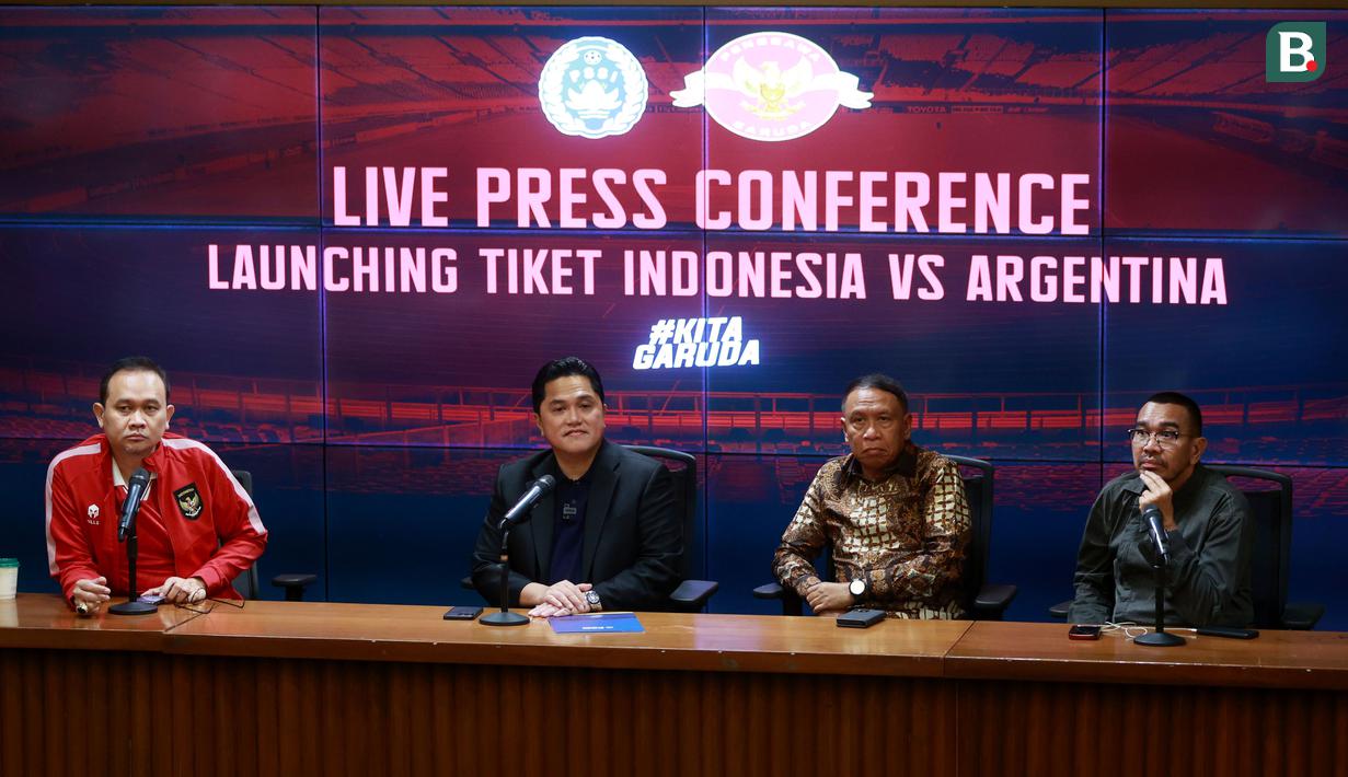 <p>Ketua Umum PSSI, Erick Thohir (dua kiri), didampingi Wakil Ketua Umum PSSI, Zainudin Amali (dua kanan), saat jumpa pers di Media Center SUGBK, Jakarta, Senin (29/5/2023). Pada kesempatan tersebut PSSI memberikan keterangan terkait tiket pertandingan antara Timnas Indonesia vs Argentina. (Bola.com/M Iqbal Ichsan)</p>